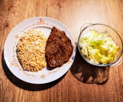 10. hét 7. nap – Sült marha barna rizzsel, salátával